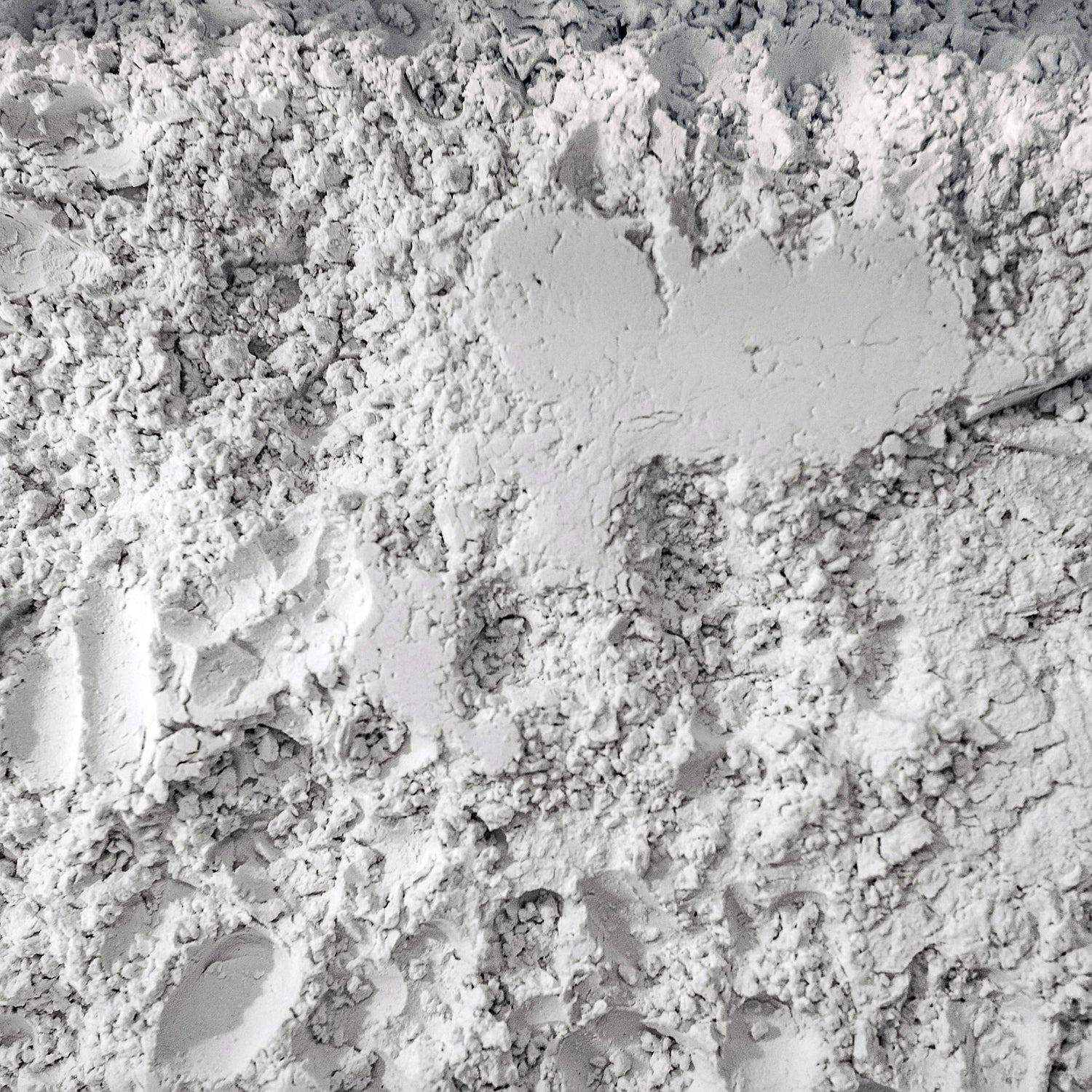 Diatomaceous earth natural exfoliant — silica-rich ingredient for smoother skin and healthier hair